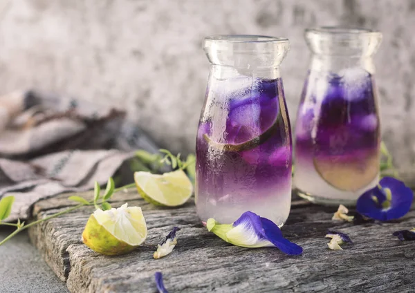 Kelebek çiçeğinden buzlu mor çay.