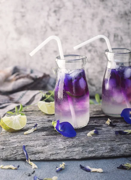 Kelebek çiçeğinden buzlu mor çay.