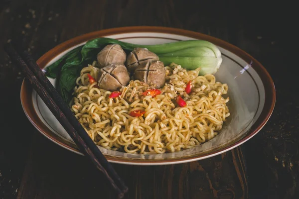 Sebzeli ve etli kızarmış şehriye.