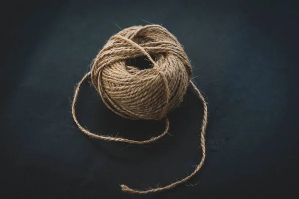 暗い背景に孤立した茶色の毛糸玉 編み物用糸玉 — ストック写真