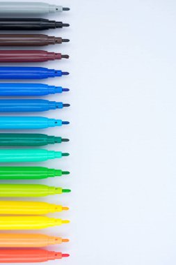 Beyaz arka plan üzerinde renkli işaretleyicileri