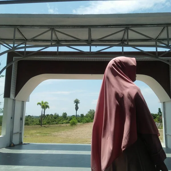 Seorang Wanita Muslim Berdiri Teras Masjid Dengan Punggungnya Kamera — Stok Foto