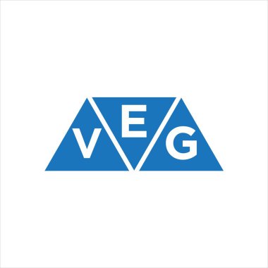 Beyaz arka planda EVG üçgen şekil logosu tasarımı. EVG yaratıcı harflerin baş harfleri logo kavramı.