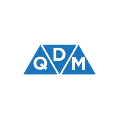Beyaz arka planda DQM 3 üçgen logo tasarımı. DQM yaratıcı harflerin baş harfleri logo kavramı.