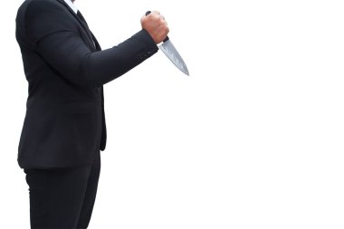 Siyah takım elbiseli bir işadamı hedefine saldırmaya hazır bir bıçak tutuyor. Yalnız beyaz bir arka planda, iş adamı cinayeti.