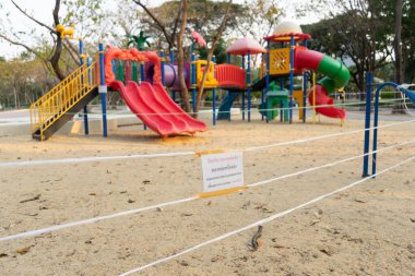 Koronavirüs, covid 19, kriz 2020 nedeniyle Bankok Tayland 'daki Lumpini halk parkında kapalı ve boş çocuk parkları