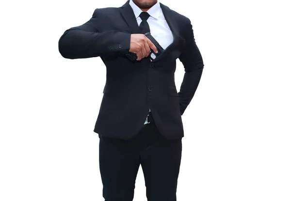 Muž Zbraněmi Černém Obleku Vytahuje Pistoli Skříňky Zbraněmi Izolovaném Bílém — Stock fotografie