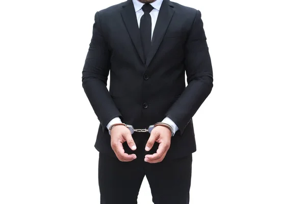 Elleri kelepçeli beyaz yakalı bir suçlu beyaz bir arka planda, kesilmiş, kelepçeli, tutuklu..