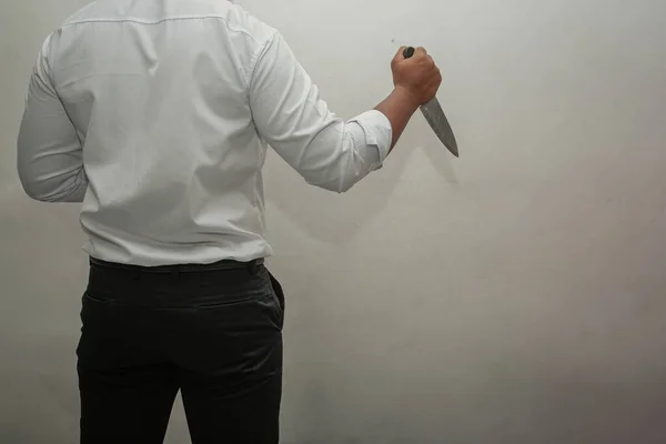 Zabiják Nožů Muž Bílé Košili Černých Kalhotách Nožem Ruce Bílé — Stock fotografie