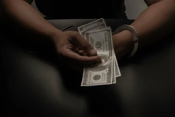 Hombre Esposado Una Mesa Contra Una Mesa Negra Dio Dinero — Foto de Stock