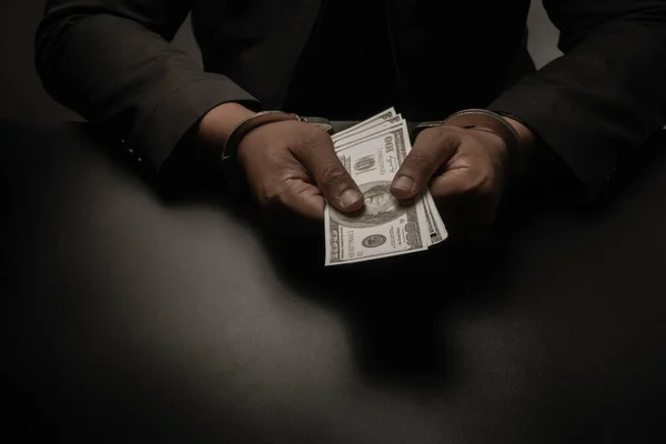 Siyah Takım Elbiseli Bir Işadamı Siyah Masaya Kelepçelenmiş Parayı Polise — Stok fotoğraf