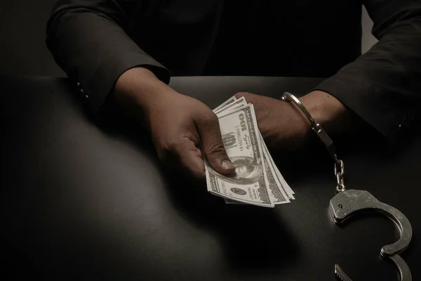 Ένας Επιχειρηματίας Μαύρο Κοστούμι Χειροπέδες Στο Τραπέζι Πάνω Στο Μαύρο — Φωτογραφία Αρχείου