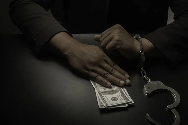 Siyah Takım Elbiseli Bir Işadamı Siyah Masaya Kelepçelenmiş Parayı Polise — Stok fotoğraf