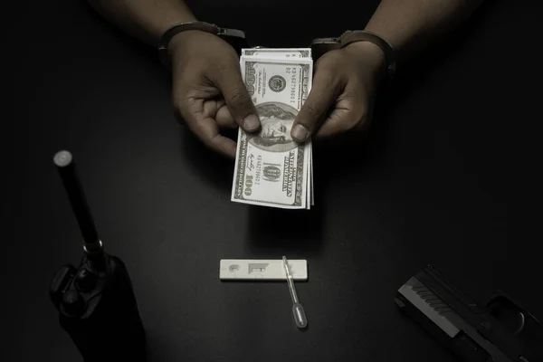 Человек Прикован Наручниками Черному Столу Проверяют Наркотики Результаты Теста Положительные — стоковое фото