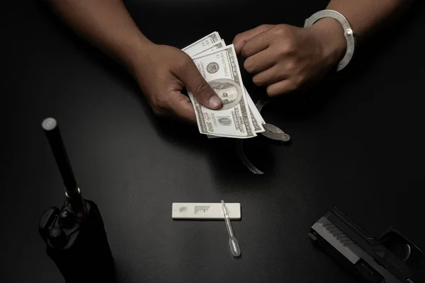 Человек Прикован Наручниками Черному Столу Проверяют Наркотики Результаты Теста Положительные — стоковое фото