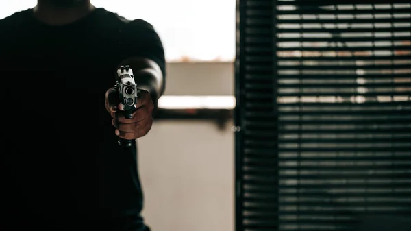 Преступник Черной Рубашке Пистолетом Ломает Дверь Направляет Пистолет Преступную Концепцию — стоковое фото