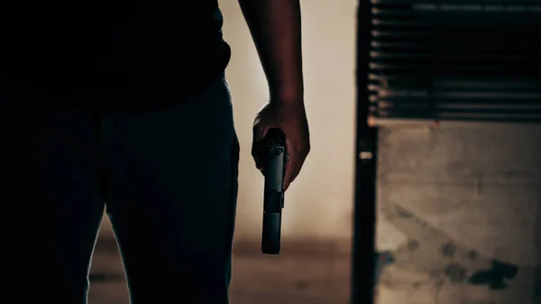 Colpevole Camicia Nera Con Una Pistola Sfonda Porta Del Concetto — Foto Stock
