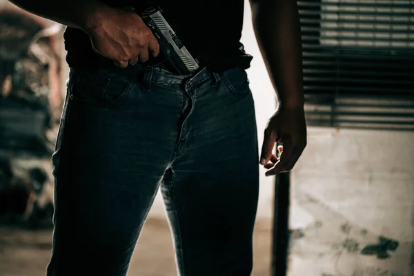 Criminoso Camisa Preta Com Uma Arma Arromba Porta Conceito Ladrão — Fotografia de Stock