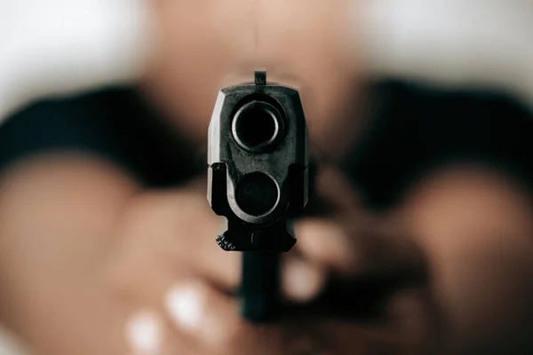 Coupable Chemise Noire Tient Pistolet Vise Cible Gros Plan Concept — Photo