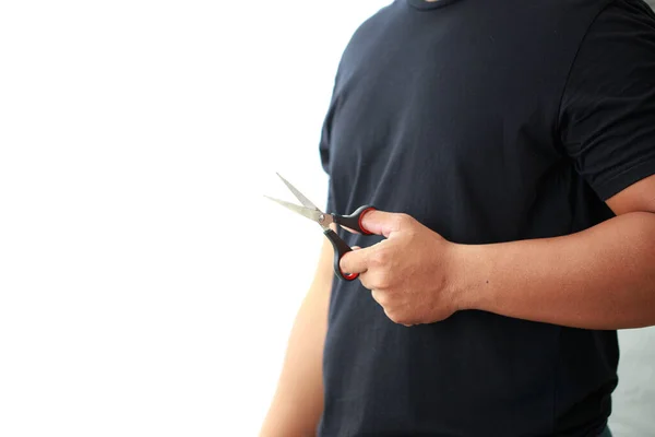 Hombre Con Una Camiseta Negra Sostiene Tijeras Sobre Fondo Blanco — Foto de Stock