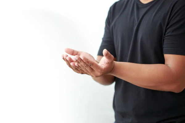 Homem Estendendo Mão Para Algo Fundo Branco — Fotografia de Stock