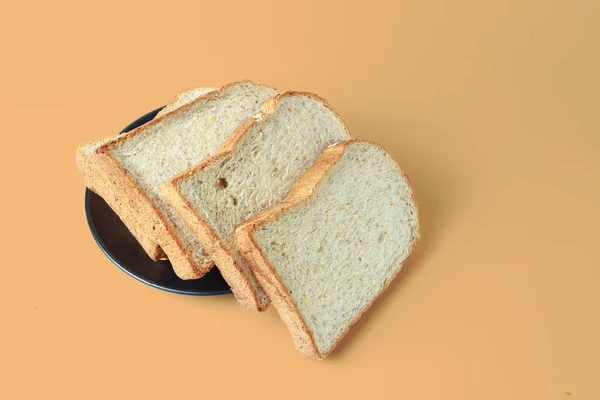 Tek Bir Siyah Tabakta Kızarmış Ekmek Dilimlerinin Seçici Odak Noktası — Stok fotoğraf