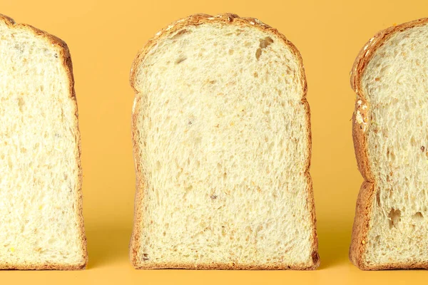 Sarı Arka Planda Izole Edilmiş Dilim Ekmek — Stok fotoğraf