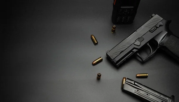 Черный Пистолет Размещен Тёмном Фоне Вокруг Размещены Боеприпасы Полицейское Радио — стоковое фото