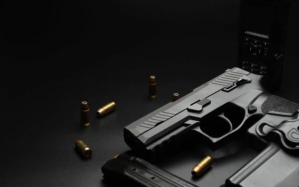 Черный Пистолет Размещен Тёмном Фоне Вокруг Размещены Боеприпасы Полицейское Радио — стоковое фото