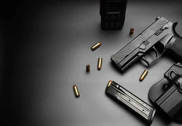 Pistola Preta Colocada Fundo Escuro Com Munição Colocada Torno Dela — Fotografia de Stock