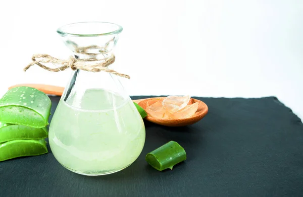 Aloe Vera Gel Dalam Botol Kaca Dengan Irisan Aloe Vera — Stok Foto