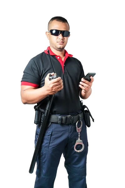 一名身穿黑色衣服 戴着黑色眼镜的保安人员站在那里 手里拿着手机和收音机 包括橡胶警棍 战术腰带 孤立的白色背景 别吵了安全概念 — 图库照片