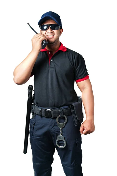 警備員は暗い眼鏡をかけ帽子をかぶっています ゴム製のバトンを備えた歩行トーキーを準備し 隔離された白い背景に戦術的なベルトで手錠をかけるセキュリティの概念を排除する — ストック写真