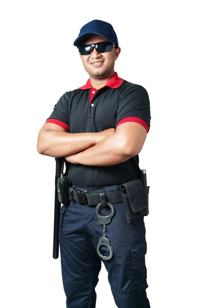 警備員は黒い眼鏡をかけ 戦術的なベルトに腕を交差させ ゴム製のバトンと手錠をかけて帽子をかぶっている 隔離された白い背景にセキュリティの概念を排除する — ストック写真