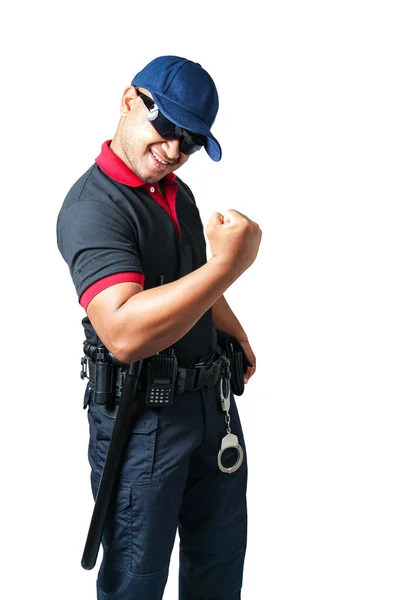 帽子をかぶって黒いゴーグルを身に着けている警備員は ゴム製のバトンと手錠を戦術的なベルトにつけて 彼の拳を喜んで掃除します 隔離された白い背景セキュリティの概念を排除する — ストック写真