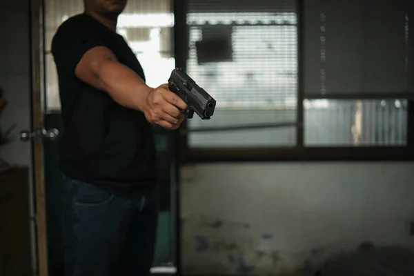 Mężczyzna Trzymający Pistolet Stojący Pokoju Czerni Celujący Wycelowany Cel Koncepcja — Zdjęcie stockowe