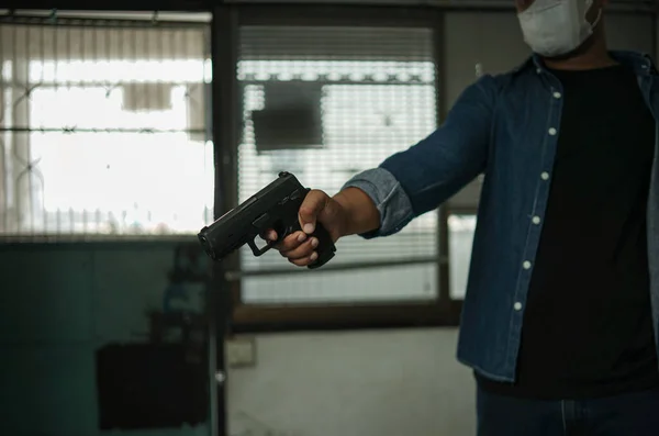 Мужчина Синих Джинсах Маске Серебряной Кепке Стоит Комнате Пистолетом Направь — стоковое фото
