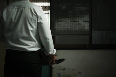 Uzun kollu, kanlı bir bıçak tutan beyaz gömlekli bir suç işadamı kurbanına bir odada vahşice saldırıyor. Mesaj, suç kavramı, cinayet gibi konulara yer var..