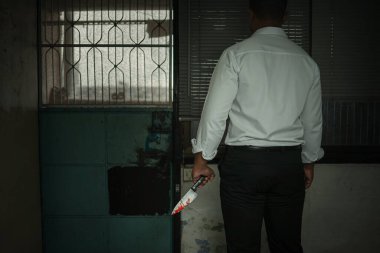 Uzun kollu, kanlı bir bıçak tutan beyaz gömlekli bir suç işadamı kurbanına bir odada vahşice saldırıyor. Mesaj, suç kavramı, cinayet gibi konulara yer var..