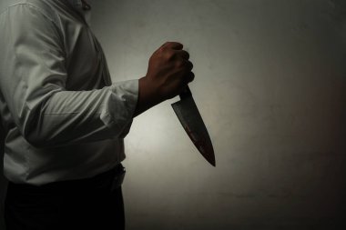 Uzun kollu, kanlı bir bıçak tutan beyaz gömlekli bir suç işadamı kurbanına bir odada vahşice saldırıyor. Mesaj, suç kavramı, cinayet gibi konulara yer var..