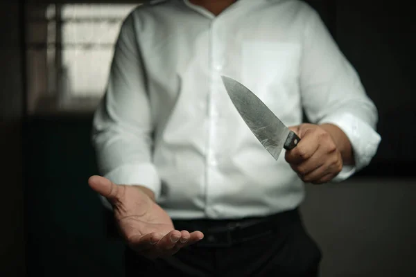 Uzun kollu, kanlı bir bıçak tutan beyaz gömlekli bir suç işadamı kurbanına bir odada vahşice saldırıyor. Mesaj, suç kavramı, cinayet gibi konulara yer var..