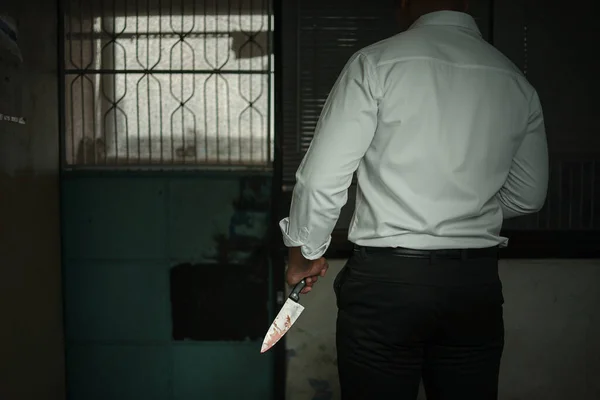 Ein Krimineller Geschäftsmann Mit Weißem Langarm Hemd Und Blutigem Messer — Stockfoto