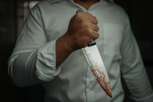 白い長袖のシャツを着て血のナイフを持っている犯罪者のビジネスマンがひどく部屋で彼の犠牲者を攻撃しています テキストのための部屋があります 概念犯罪 — ストック写真