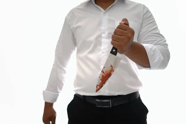 白い背景に血まみれのナイフを持っている白いシャツの犯罪者のビジネスマン カットアウト — ストック写真