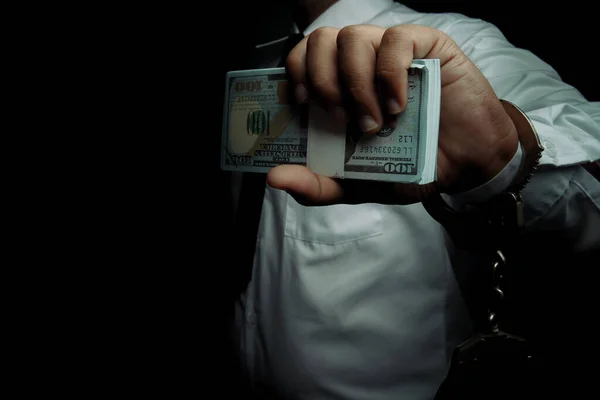 Νεαρός Επιχειρηματίας Στέκεται Κρατώντας Χρήματα Και Χειροπέδες Που Συνδέονται Χέρι — Φωτογραφία Αρχείου