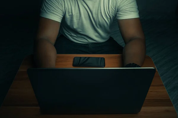 Man White Shirt Sits Laptop Dark Room Light Shining Internet — Stock Photo, Image