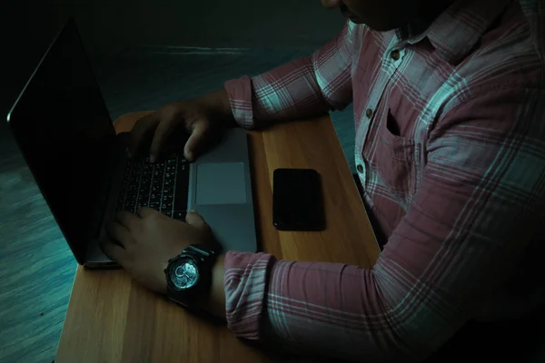Ein Mann Sitzt Auf Einem Laptop Einem Dunklen Raum Dem — Stockfoto