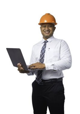 Genç mühendis ya da mimar elinde pano ve yumruğuyla duruyor. Çok mutlu ve gülümsüyor. Beyaz arka planda izole edilmiş, kırpma yolu ile izole edilmiş.