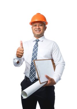 Genç mühendis ya da mimar elinde taslak ve pano, parmakları havada ve gülümsüyor. Beyaz arka planda izole edilmiş, kırpma yolu ile izole edilmiş.