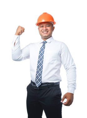 Genç mühendis ya da mimar yumruklarını çok mutlu bir şekilde sıkıyor ve gülümsüyor beyaz arka planda izole edilmiş kırpma yolu ile mutlu bir şekilde.